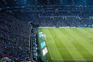 开云体育登录-F1新赛季揭幕战之夜，孔德关键回合不手软，诠释竞技体育的决定性瞬间